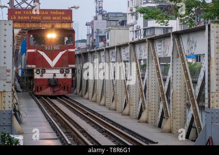 Vietnam, Red River Delta, Hanoi, Ankunft des Zuges zwischen Hanoi und Haiphong, Long Bien Brücke früher Paul Doumer Brücke zwischen 1898 und 1902 zu der Zeit des französischen Indochina gebaut von der Firma Daydé und Pille, seit durch die Gruppe Eiffel erworben, ist dieser Teil führt zu Hanoi Stockfoto