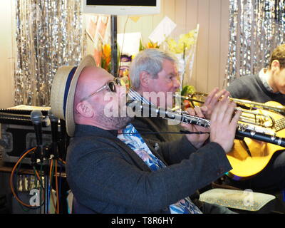 Jazz Band spielt zu einem Bierfest in einem Pub in Watford - Grossbritannien Stockfoto