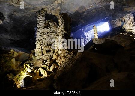 Vietnam, Provinz Quang Ninh, Halong Bay, ein UNESCO Weltkulturerbe, Hang Sung Sot Höhle auf Bo Hon Insel Stockfoto