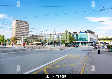 KOSICE, Slowakei - 1. Mai 2019: Parkplatz, eine Tram- und Bushaltestelle vor Terminal der Hauptbahnhof in Kosice (Slowakei) Stockfoto