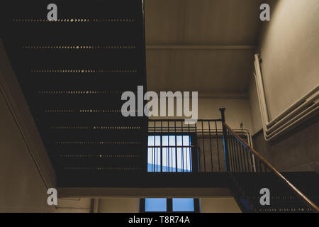 Symmetrie Treppe vor einem Fenster Stockfoto
