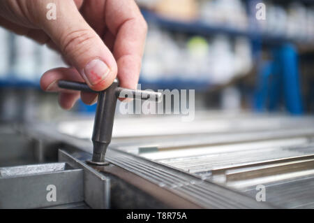 Nahaufnahme der Hand zur Festsetzung einer typografische Form Stockfoto