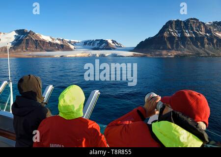 Grönland, Nordwestküste, Murchison Sound im Norden von Baffin Bay, Hurtigruten MS Fram Kreuzfahrtschiff, Passagier beobachten die Kissel Gletscher auf Kiatak (Northumberland Insel) Stockfoto