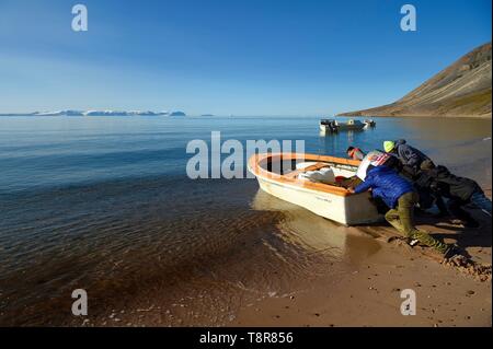 Grönland, Nordwestküste, Murchison Sound im Norden von Baffin Bay, Siorapaluk, die nothern Dorf aus Grönland, die Bewohner bewegen, meist mit dem Boot im Sommer für die Jagd Stockfoto