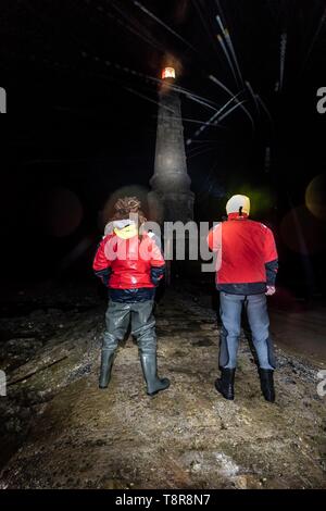 Frankreich, Gironde, Verdon sur Mer, felsigen Plateau von Cordouan, Leuchtturm von Cordouan, als Monument Historique, Lighthouse Keepers auf dem felsigen Plateau in der Nacht gelistet bei Ebbe Stockfoto