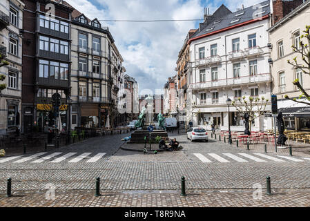 Ixelles, Brüssel/Belgien - 04 27 2019: der heilige Bonifatius Square und die Statue von Charles Woeste mit Kopfsteinpflaster Stockfoto