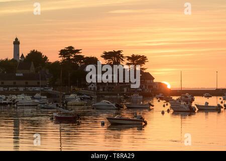 Frankreich, Morbihan, La Trinité-sur-Mer, Sonnenuntergang auf Port Navalo Stockfoto