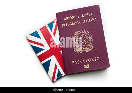 Einen italienischen Pass auf einem britischen Kartenhalter auf weißem Hintergrund Stockfoto