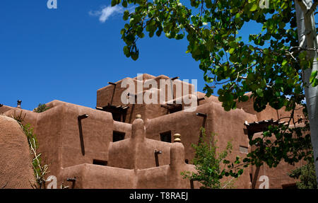 Das Inn and Spa at Loretto in Santa Fe, New Mexico, bietet traditionelle Adobe architektonische Merkmale einschließlich Regenwasser Abflüsse oder canales, projecti Stockfoto