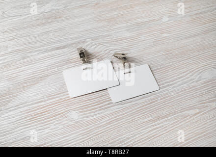 Foto von zwei leere Kunststoff Abzeichen mockup auf hellen Hintergrund. Leere Namen tag Mock up. Platz für Text. Stockfoto