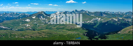 Feder an der Oberseite des Colorado Rockies - Panorama der rollenden hohen Bergen der Front Range der Rocky Mountains, Blick nach Westen vom Gipfel des Mount Bierstadt. Stockfoto