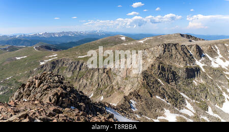 Robuste Bergrücken - Übersicht über einen felsigen Grat, der Sägezahn, zwischen dem Gipfel des Mount Bierstadt und West Ridge der Mount Evans, CO, USA verknüpfen. Stockfoto