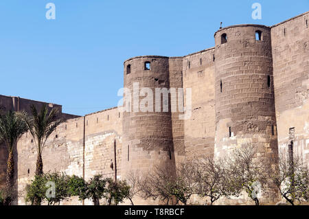 Mauern und Türme der Zitadelle von Salah El Din oder Saladin Zitadelle in Kairo Ägypten Stockfoto