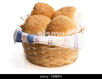 Gruppe von Sesam gesäte Hamburger Brötchen im Weidenkorb isoliert auf einem weißen Stockfoto