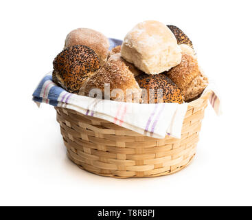 Gruppe mini Brötchen im Weidenkorb isoliert auf einem weißen Stockfoto