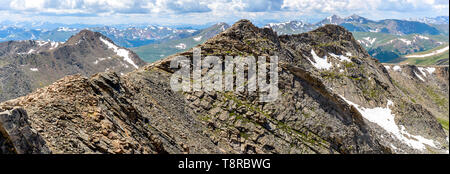 Schroffe Berge - Panorama der robuste West Ridge von Mt. Evan, demütige Mt. Bierstadt, und rollende hohe Gipfel der Front Range der Colorado Rockies. CO, USA. Stockfoto