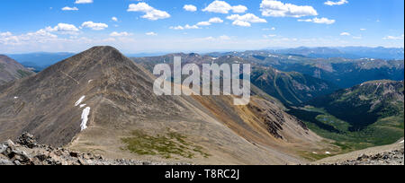 Greys Peak - ein Sommer Panoramablick auf steilen Hänge nördlich von greys Peak (14,270 ft), vom Gipfel des Torreys Peak (14,267 ft), Colorado, USA, gesehen. Stockfoto