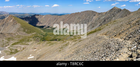 Mountain Trail - Panorama der robuste Wanderwege Wicklung unten felsige Hügel und durch ein grünes Tal an der Basis der Greys Peak im vorderen Bereich. CO, USA. Stockfoto