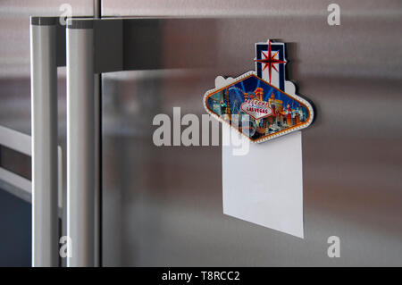 Las Vegas Kühlschrank Magnet mit leeren Notelet auf einem modernen Edelstahl Kühlschrank befestigt Stockfoto