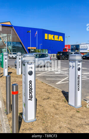 Ecotricity Ladestationen für Elektroautos außerhalb der großen IKEA auf der Greenwich Peninsula. Stockfoto