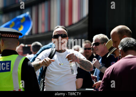 Unterstützer von Tommy Robinson gesehen werden außerhalb des Old Bailey, die während der Anhörung gesammelt. Die rechten Führer Tommy Robinson, dessen wirklicher Name ist Stephen Yaxley-Lennon, das Hohe Gericht für neueste Verachtung, die an der Anhörung teilgenommen. Pro Tommy Robinson Demonstranten versammelten außerhalb des Old Bailey, während Yaxley-Lennon, aka Robinson sprach. Stockfoto