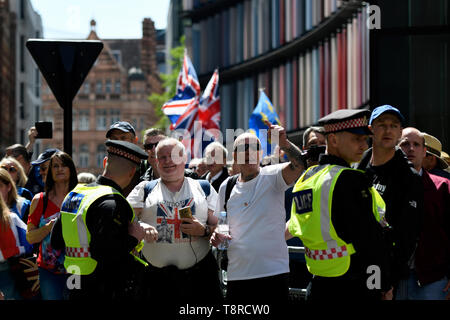 Tommy Robinson Unterstützer werden gesehen, Parolen außerhalb des Old Bailey, die während der Anhörung. Die rechten Führer Tommy Robinson, dessen wirklicher Name ist Stephen Yaxley-Lennon, das Hohe Gericht für neueste Verachtung, die an der Anhörung teilgenommen. Pro Tommy Robinson Demonstranten versammelten außerhalb des Old Bailey, während Yaxley-Lennon, aka Robinson sprach. Stockfoto