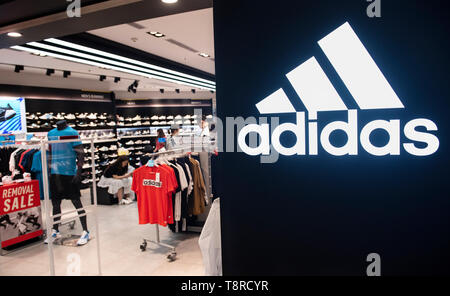 Deutsche multinationale Sportswear store und Logo Adidas in Hongkong gesehen. Stockfoto