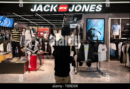 Eine Fußgängerzone gesehen, vorbei an einem Mode Kleidung Marke Jack Jones Store in Hongkong Shopping Mall. Stockfoto