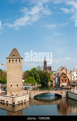 Straßburg, Frankreich - 5. Mai 2013: Vertikale Tilt-shift objektiv über Les Ponts Couverts Gedeckte Brucken drei Brücken und vier Türme im Zentrum von Straßburg mit Notre-Dame im Hintergrund und dem klaren, blauen Himmel Stockfoto