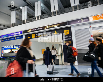 Lissabon, Portugal - Feb 11, 2018: Die große Masse von Menschen zu Fuß im Internationalen Flughafen Lissabon in Richtung Flugsteig Portas de Embarque Stockfoto