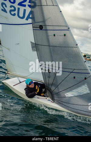 MELBOURNE, Australien - 5. Mai: Paraplegic Segelyachten kämpfen Sie in den 2,4-m-Klasse Boote unter leichten Bedingungen bei Royal Brighton Yacht Club auf Port Phillip Bay, Australien am 05.Mai 2019. Stockfoto