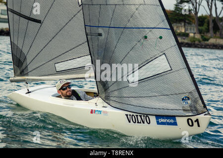 MELBOURNE, Australien - 5. Mai: Paraplegic Segelyachten kämpfen Sie in den 2,4-m-Klasse Boote unter leichten Bedingungen bei Royal Brighton Yacht Club auf Port Phillip Bay, Australien am 05.Mai 2019. Stockfoto