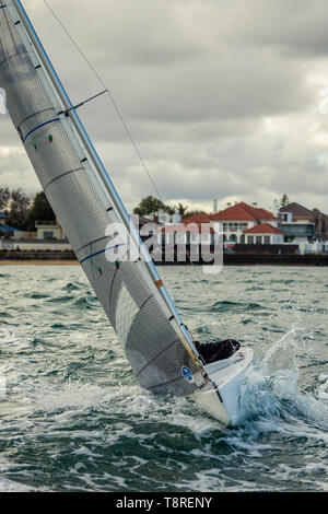 MELBOURNE, Australien - 5. Mai: Paraplegic Segelyachten kämpfen Sie in den 2,4-m-Klasse Boote unter leichten Bedingungen bei Royal Brighton Yacht Club auf Port Phillip Bay, Australien am 05.Mai 2019. Stockfoto