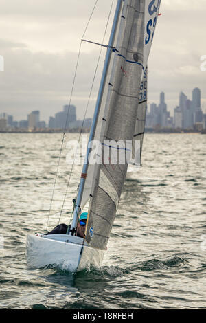 MELBOURNE, Australien - 5. Mai: Paraplegic Segelyachten kämpfen Sie in den 2,4-m-Klasse Boote unter leichten Bedingungen bei Royal Brighton Yacht Club auf Port Phillip Bay, Australien am 05.Mai 2019. Stockfoto