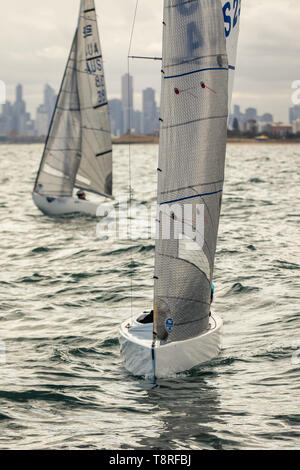 MELBOURNE, Australien - 5. Mai: Paraplegic Segelyachten kämpfen Sie in den 2,4-m-Klasse Boote unter leichten Bedingungen bei Royal Brighton Yacht Club auf Port Phillip Bay, Australien am 05.Mai 2019. Stockfoto