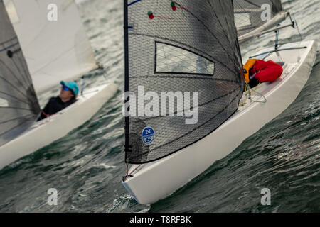 MELBOURNE, Australien - 5. Mai: Paraplegic Segelyachten kämpfen Sie in den 2,4-m-Klasse Boote unter leichten Bedingungen bei Royal Brighton Yacht Club auf Port Phillip Bay, Australien am 05.Mai 2019. Stockfoto