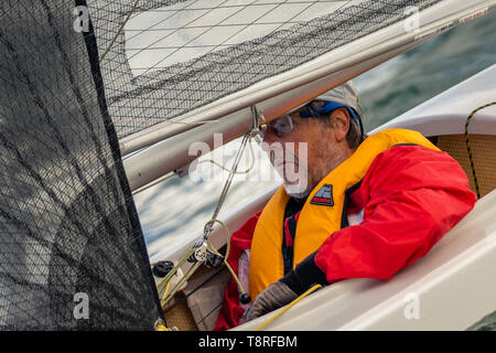 MELBOURNE, Australien - 5. Mai: Paraplegic Segelyachten kämpfen Sie in den 2,4-m-Klasse Boote unter leichten Bedingungen bei Royal Brighton Yacht Club auf Port Phillip Bay, Australien am 05.Mai 2019. Stockfoto