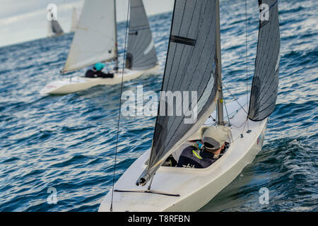 MELBOURNE, Australien - 5. Mai: Paraplegic Segelyachten kämpfen Sie in den 2,4-m-Klasse Boote unter leichten Bedingungen bei Royal Brighton Yacht Club auf Port Phillip Bay, Australien am 05.Mai 2019. Stockfoto