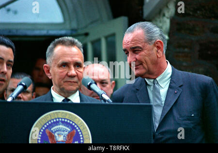 Treffen zwischen dem russischen Ministerpräsidenten Alexei Kosygin und US-Präsident Lyndon Johnson 1967 Stockfoto