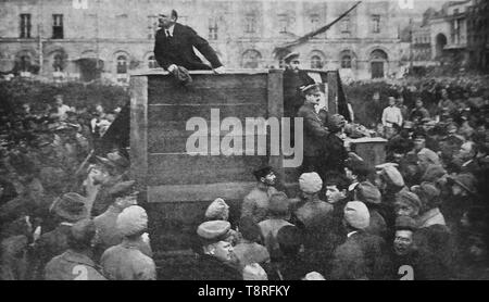 Wladimir Lenin, Vorsitzender des Rates der Volkskommissare (Ministerpräsident) der Russischen SFSR, liefert die Rede motivieren die Truppen auf dem Soviet-Polish Krieg zu kämpfen. Stockfoto