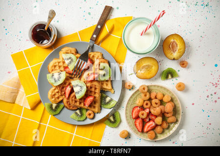 Herzförmige Waffeln mit Früchten, Beeren und ein Glas Milch auf Licht Tabelle Stockfoto
