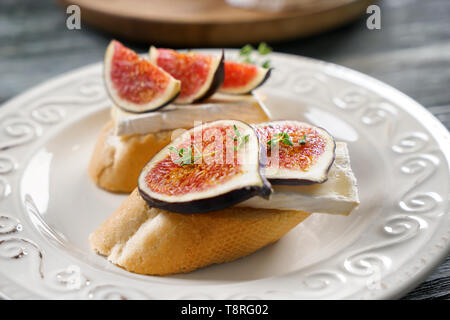 Leckere Sandwiches mit reifen Feigen- und Brie Käse auf Platte, Nahaufnahme Stockfoto