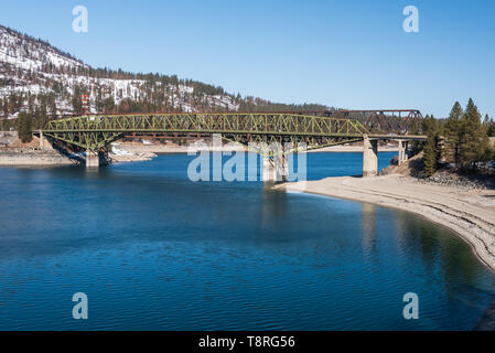 State Highway 20, US Highway 395 und die Eisenbahn überqueren den See Roosevelt an Kettle Falls, Washington auf der Steel Truss Bridges im Frühjahr Stockfoto