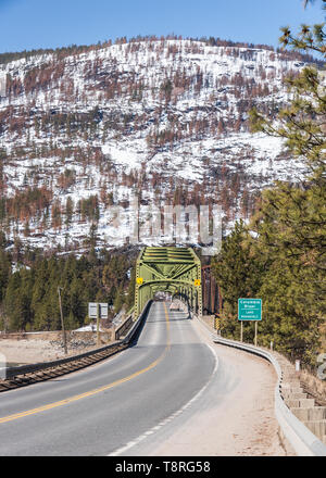 State Highway 20, US Highway 395 und die Eisenbahn überqueren den See Roosevelt an Kettle Falls, Washington auf der Steel Truss Bridges im Frühjahr Stockfoto