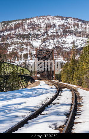 State Highway 20, US Highway 395 und die Eisenbahn überqueren den See Roosevelt an Kettle Falls, Washington auf der Steel Truss Bridges im Frühjahr Stockfoto