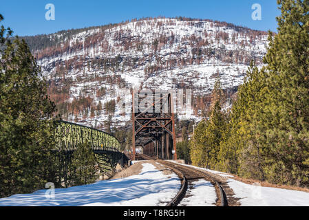 State Highway 20, US Highway 395 und die Eisenbahn überqueren den See Roosevelt an Kettle Falls, Washington auf der Steel Truss Bridges im Frühjahr Stockfoto