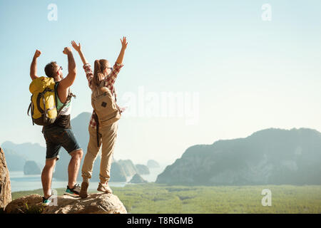 Zwei glückliche Touristen steht mit erhobenen Armen auf Sicht Stockfoto