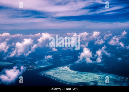 Dieses einzigartige Bild zeigt die Malediven von einer Ebene von oben fotografiert. Sehen Sie die Atolle im Meer. Stockfoto
