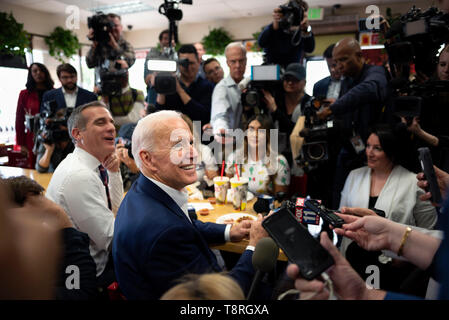 Der ehemalige Vizepräsident und Demokratische Präsidentschaftskandidat Joe Biden beobachtet, als er in den Medien an einem Taco Restaurant in Los Angeles, Kalifornien. Stockfoto