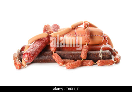 Verschiedene Arten von Würstchen auf weißem Hintergrund Stockfoto